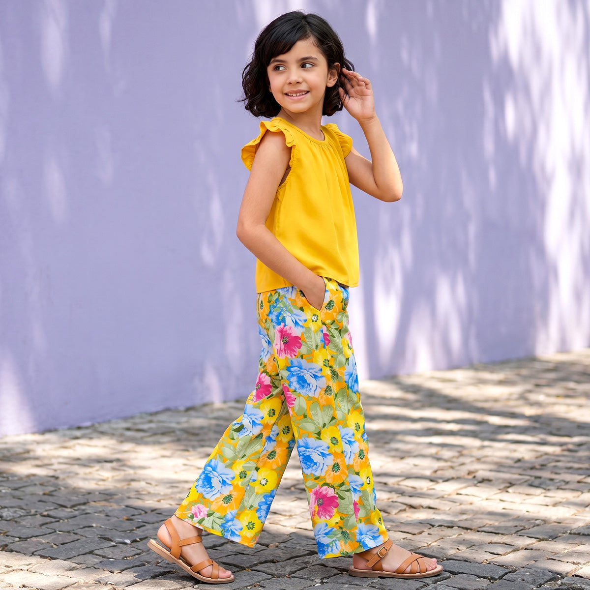 Conjunto de blusa de olanes y pantalón floreado • 4 a 12 años • Ariana 12 E