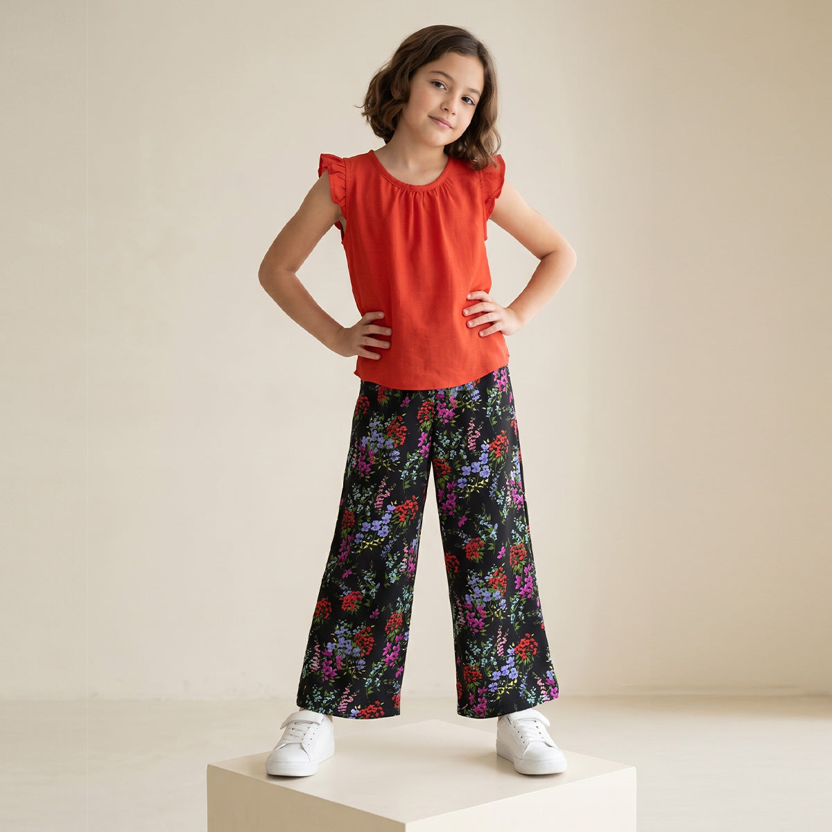 Conjunto de blusa de olanes y pantalón floreado • 4 a 12 años • Ariana 12 C