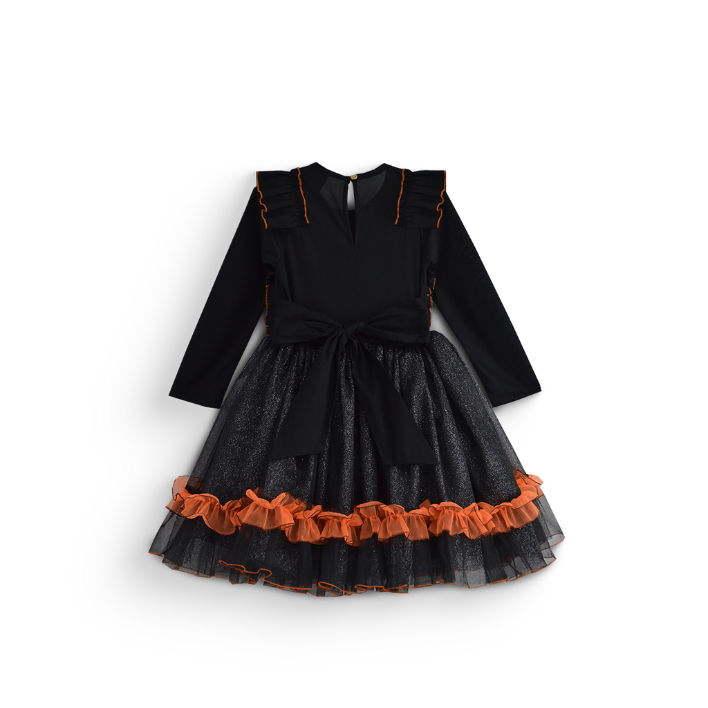 Vista trasera de vestido infantil negro de manga larga, con falda de tul brillante y olán naranja cerca del bajo.