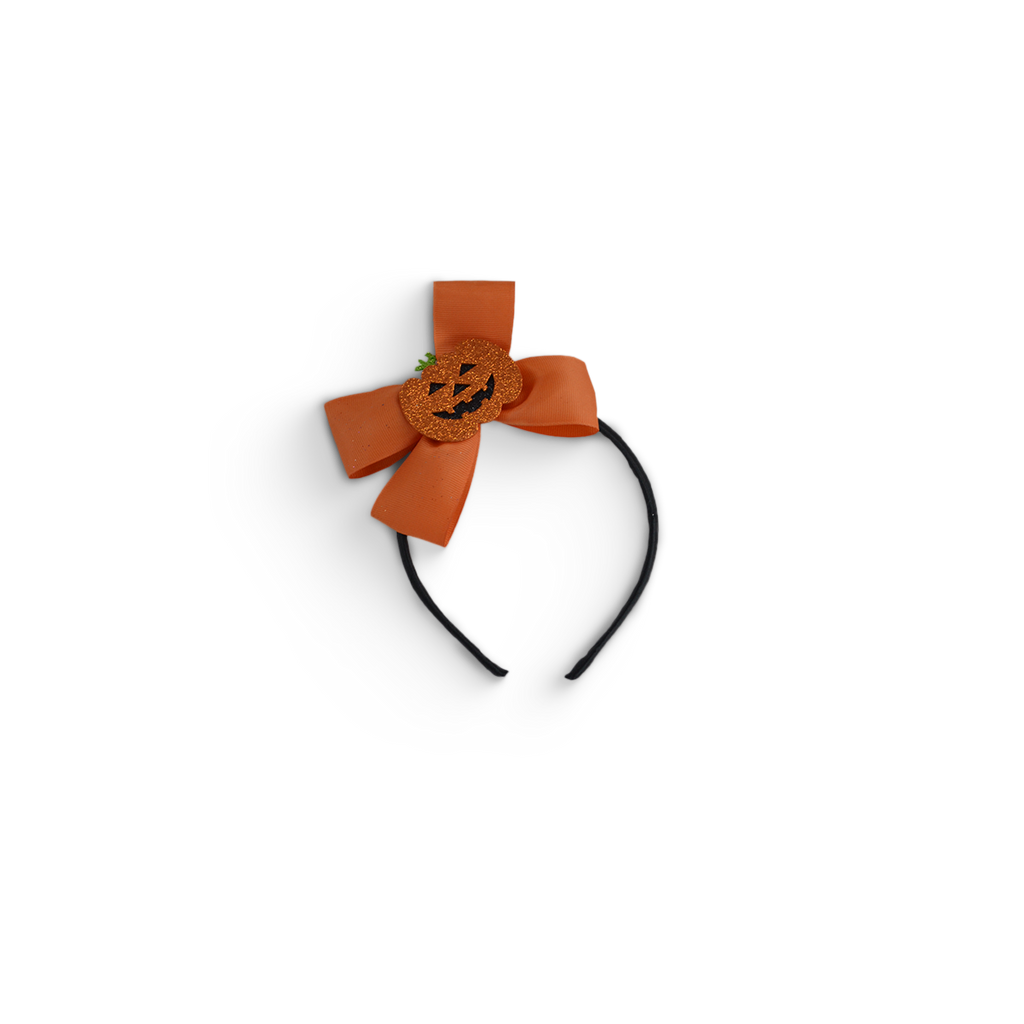 Diadema negra con moño naranja y adorno de calabaza de Halloween en el centro.