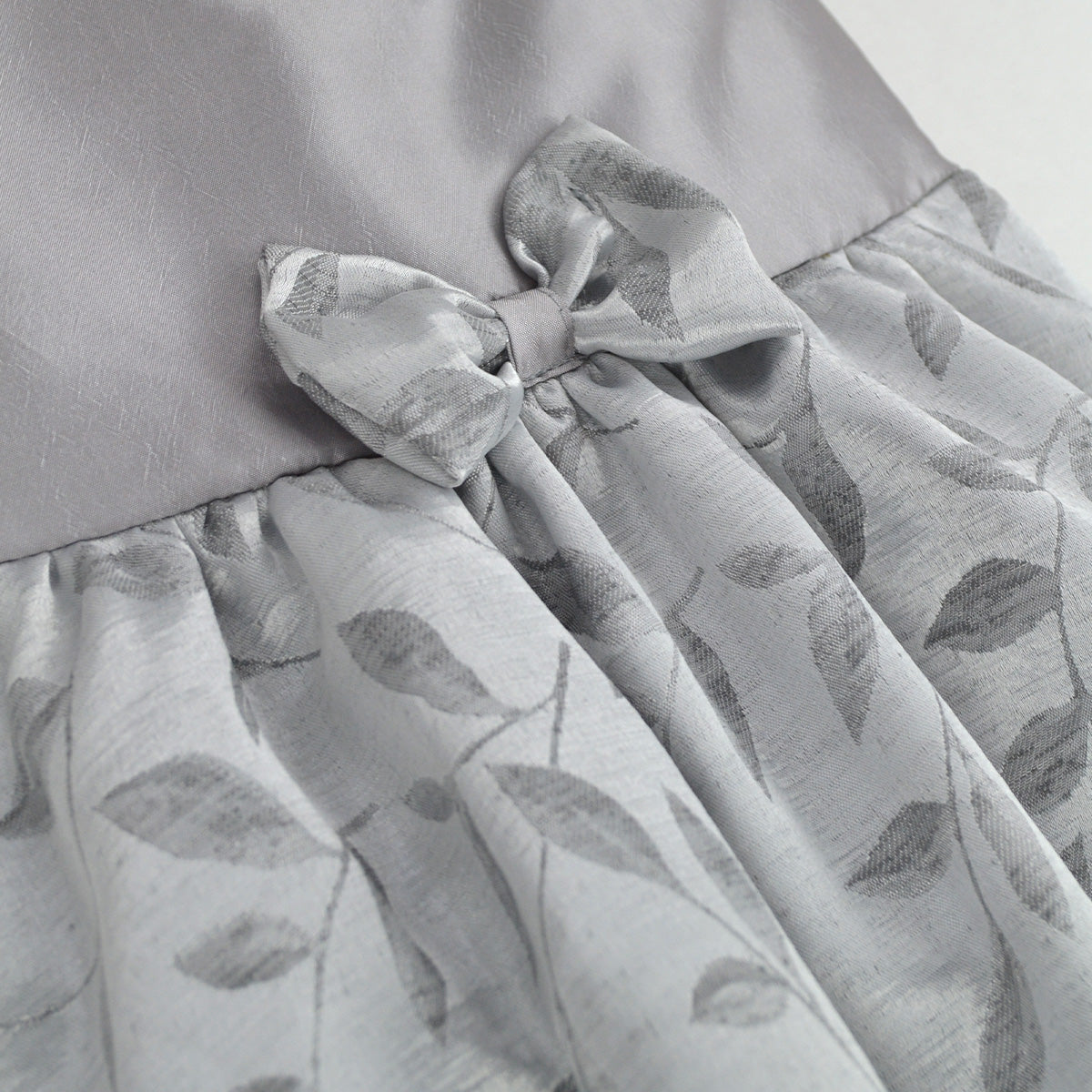 Vestido satinado floreado con moño •  1 a 3 años  • Elena 3