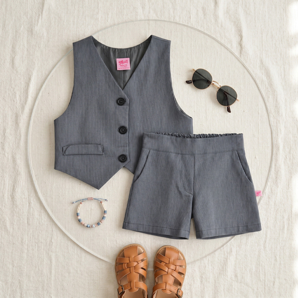 Conjunto de chaleco con botones y short a rayas • 4 a 12 años • Adriana 1