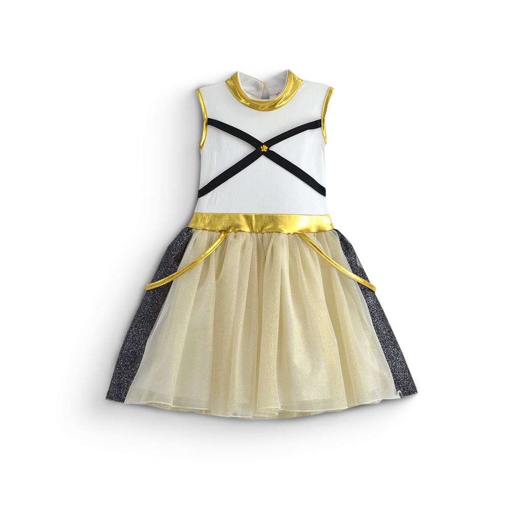 Vista trasera de vestido infantil sin mangas, con tirantes negros cruzados, detalles dorados y falda de tul color marfil.