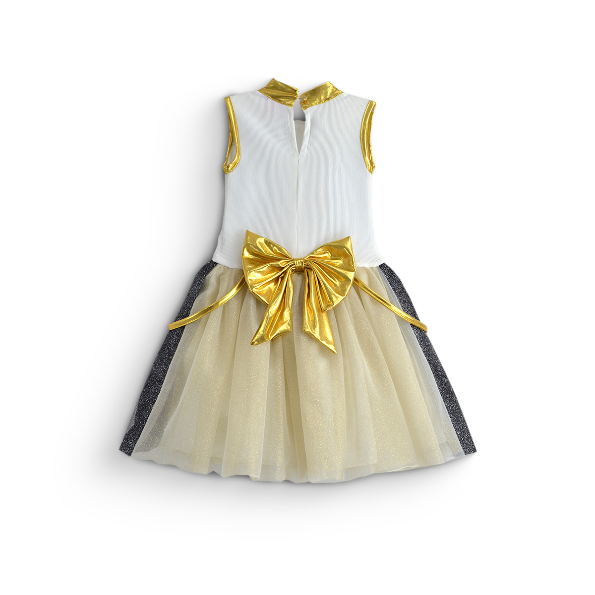 Vestido infantil color marfil sin mangas, con detalles dorados en el cuello y las sisas, un gran moño dorado y falda de tul.