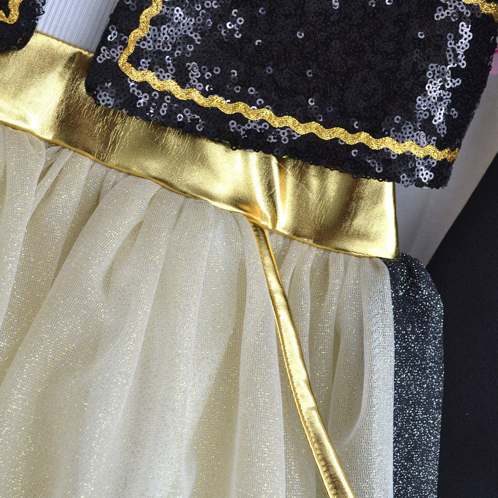 Detalle del conjunto negro y dorado, con chaqueta de lentejuelas, cintura satinada dorada y falda de tul color crema.