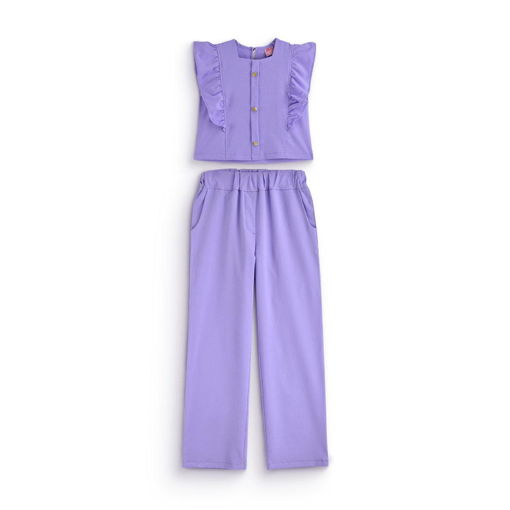 Conjunto infantil lila de blusa sin mangas con olanes y botones al frente, y pantalón largo de cintura elástica.