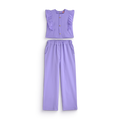 Conjunto infantil lila de blusa sin mangas con olanes y botones al frente, y pantalón largo de cintura elástica.