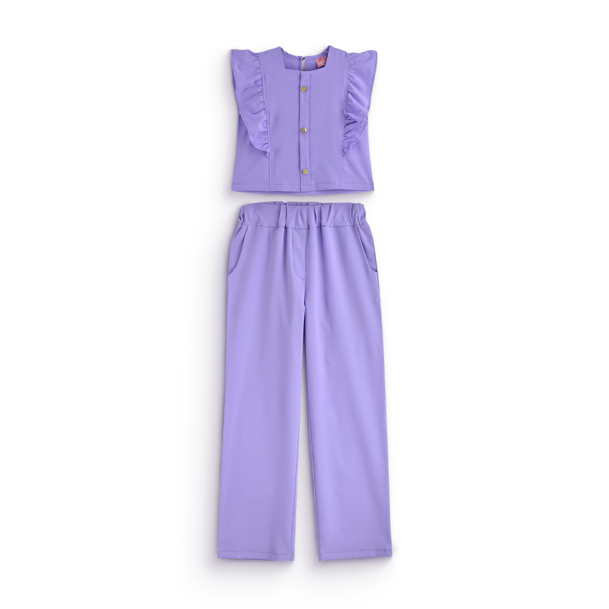 Conjunto infantil lila de blusa sin mangas con olanes y botones al frente, y pantalón largo de cintura elástica.