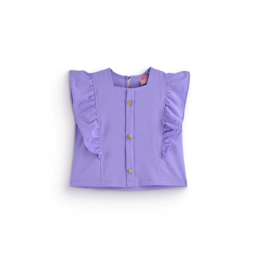 Vista frontal de blusa infantil lila sin mangas, con olanes en los hombros, cuello redondo y botones al frente.