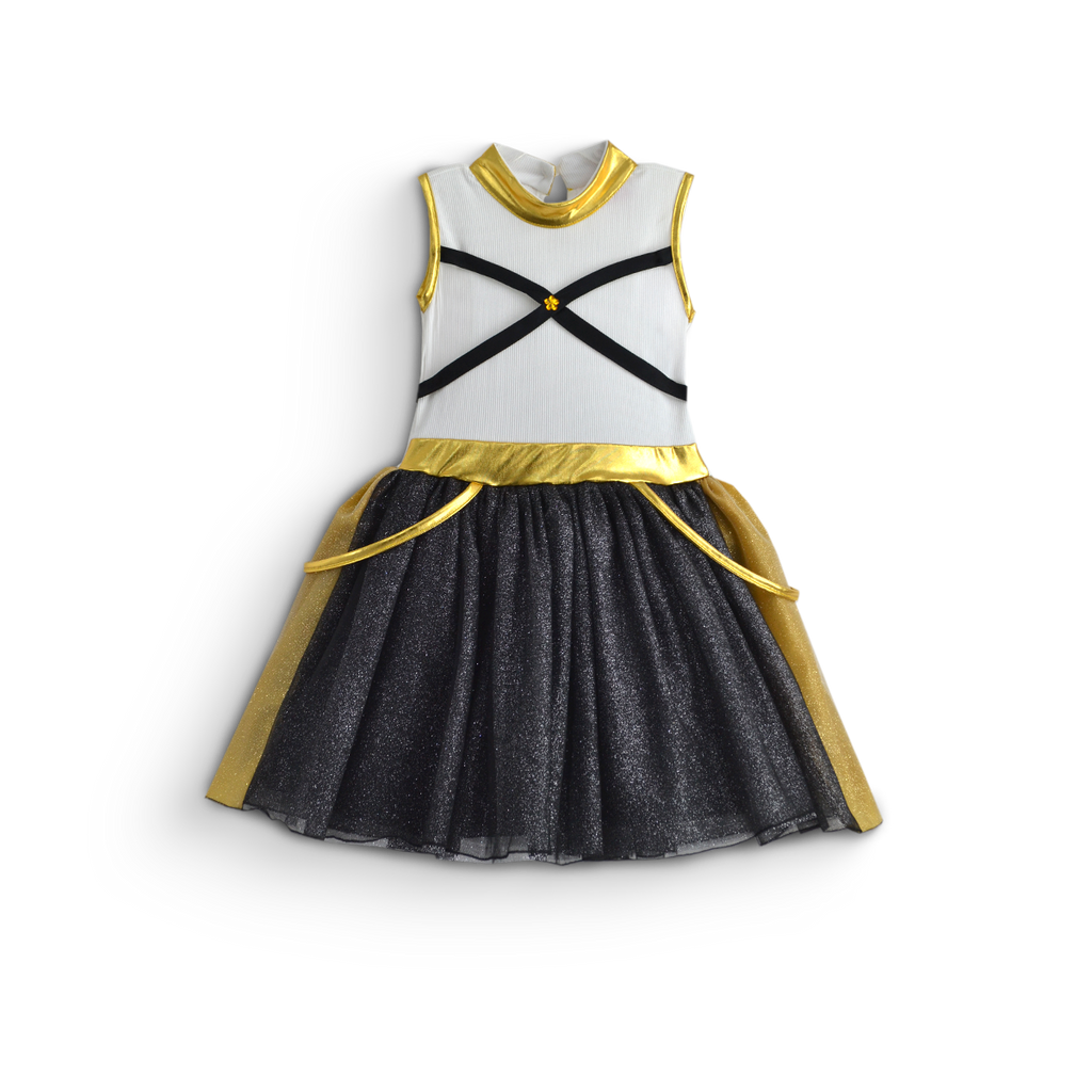 Vista delantera de vestido infantil con corpiño blanco, tirantes negros cruzados, detalles dorados y falda negra brillante.