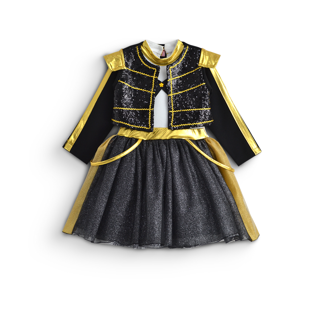 Conjunto infantil con chaqueta negra de lentejuelas y detalles dorados, corpiño blanco y falda negra brillante con ribete dorado.