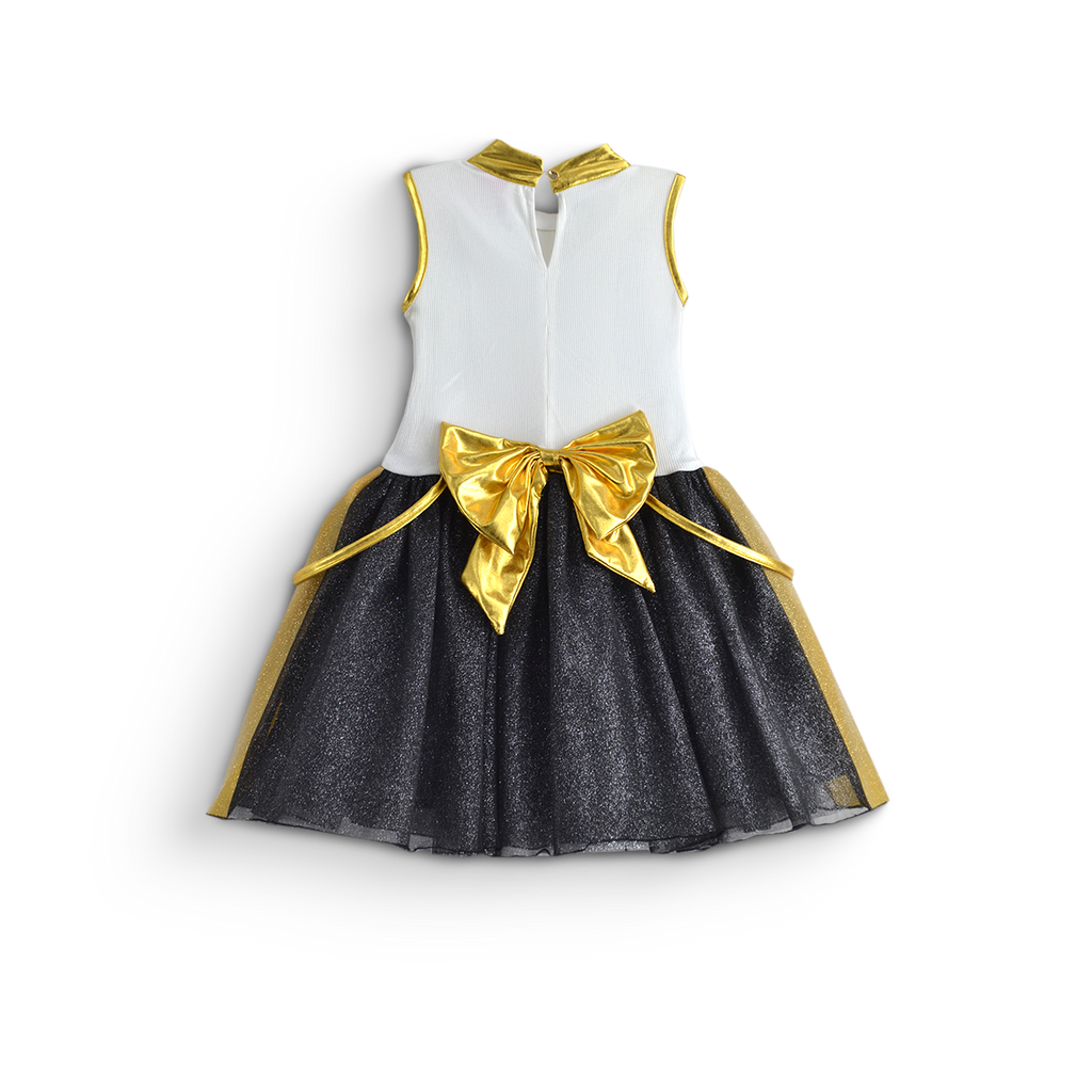 Vestido infantil con corpiño blanco sin mangas, ribetes dorados, falda negra brillante y gran moño dorado en la cintura.
