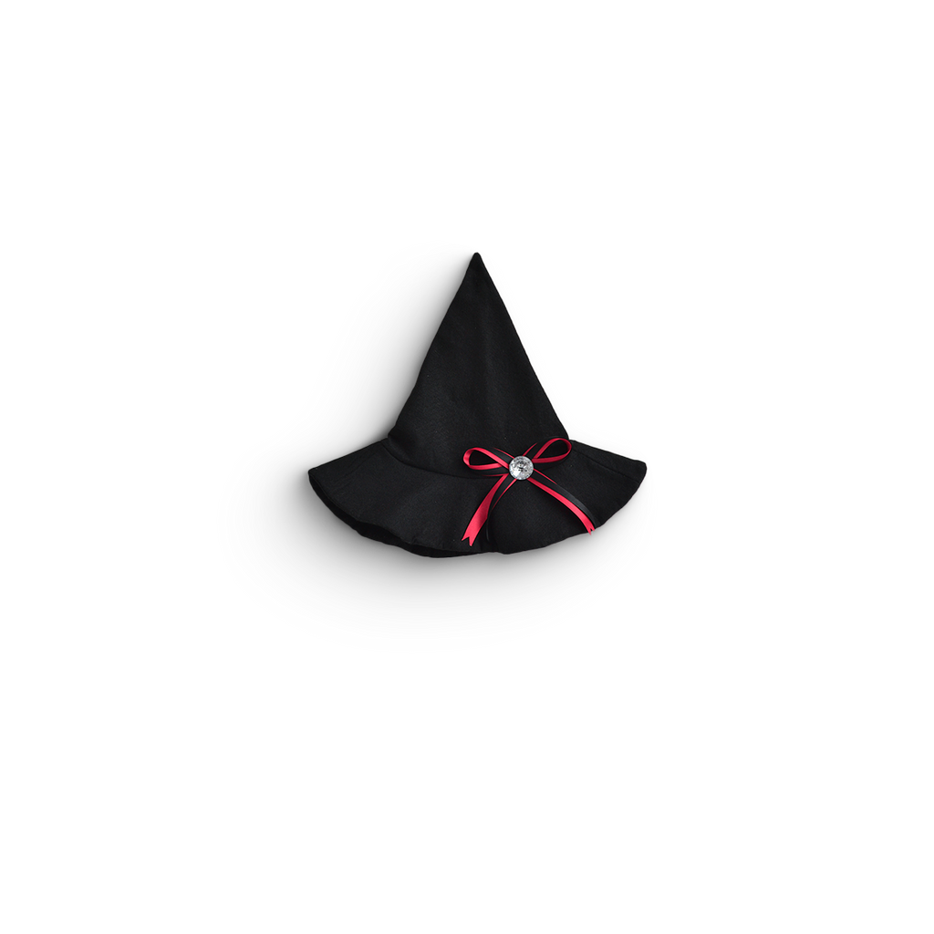 Sombrero de bruja negro de punta alta con moño rojo y adorno brillante en el centro.