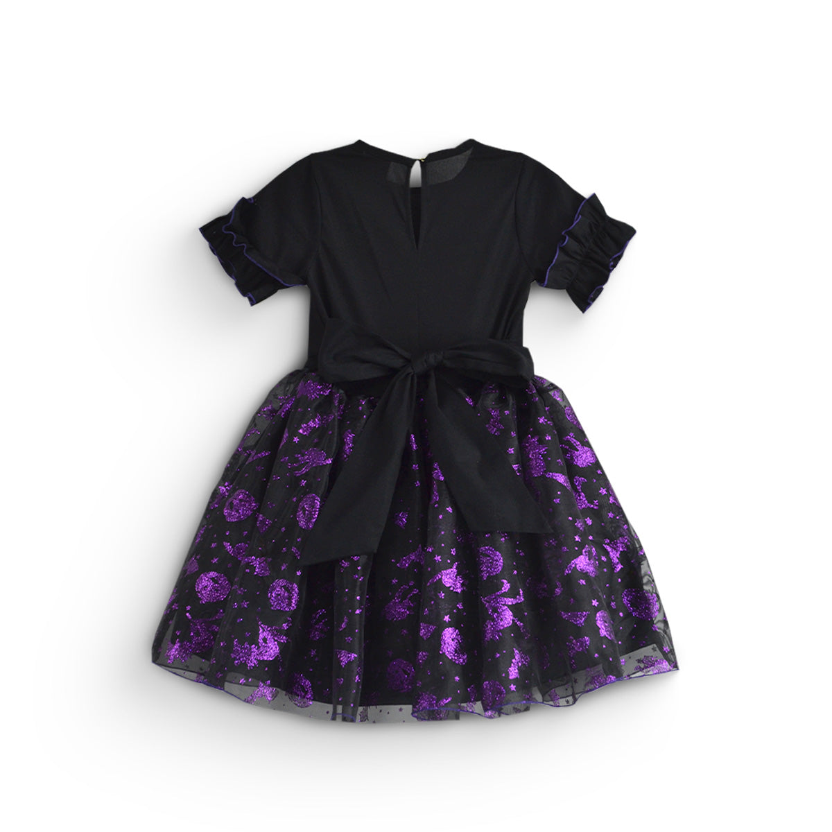 Vista trasera de vestido infantil negro de manga corta, con falda amplia estampada en morado con motivos de Halloween.