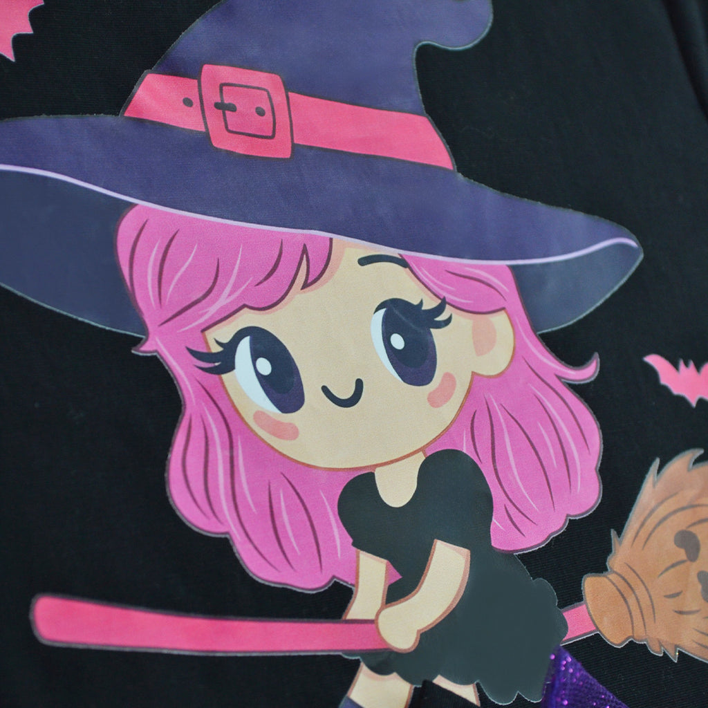 Detalle del estampado de una brujita de cabello rosa con sombrero y escoba.
